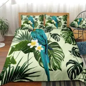 Parure de lit Ara tropical. Bonne qualité, confortable et à la mode sur un lit dans une maison