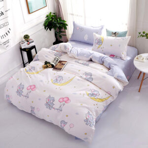 Parure de lit bébé éléphant. Bonne qualité, confortable et à la mode sur un lit dans une maison