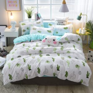 Parure de lit blanche à motif cactus. Bonne qualité et à la mode sur un lit dans une maison