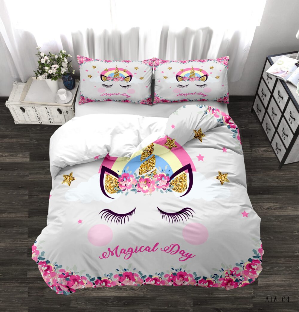 Parure de lit licorne fleurie. Bonne qualité, confortable et à la mode sur un lit dans une maison