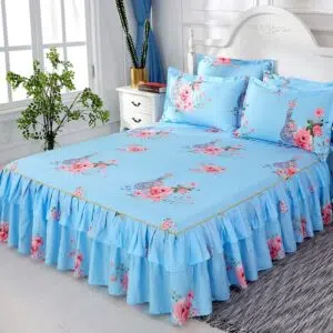 Parure de lit turquoise fleurs roses, bonne qualité sur un lit dans une maison