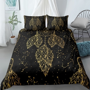 Parure de lit attrape rêve noir motif constellation dorée. Bonne qualité, confortable et à la mode sur un lit dans une maison