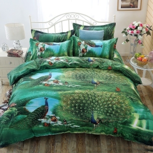 Parure de lit verte motif paon. Bonne qualité, confortable et à la mode sur un lit dans une maison