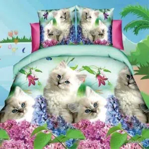 Parure de lit joli chaton. Bonne qualité, confortable et à la mode sur un lit dans une maison