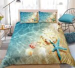 Parure de lit étoile de mer. Bonne qualité, confortable et à la mode sur un lit dans une maison