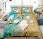 Parure de lit étoile de mer et coquillage. Bonne qualité, confortable et à la mode sur un lit dans une maison