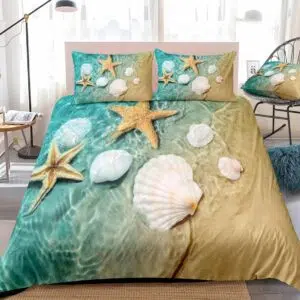 Parure de lit étoile de mer et coquillage. Bonne qualité, confortable et à la mode sur un lit dans une maison