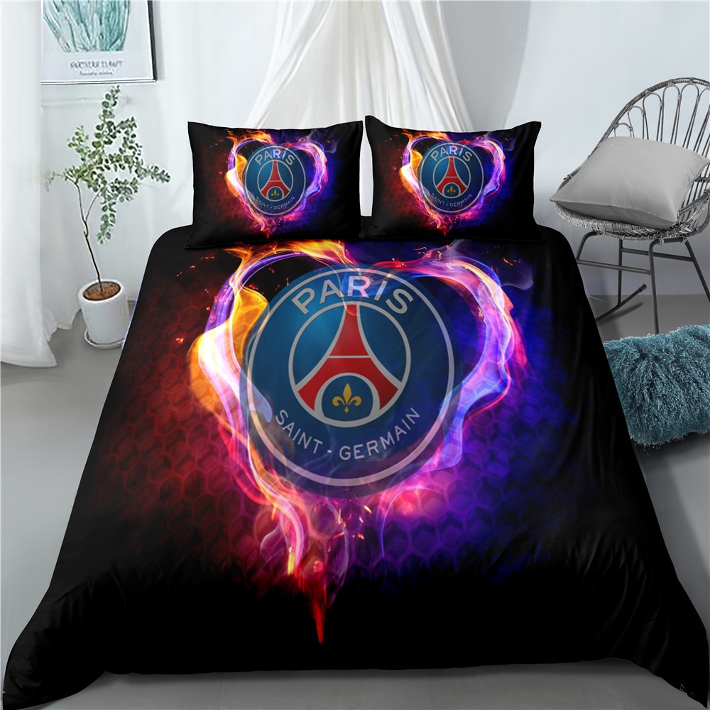 Parure de lit comprennant une couette et deux oreillers. La parure est de couleur noir, il y a le logo de l'équipe de football Paris St Germain dessus. Autour du logo il y a des flammes roses et bleues.