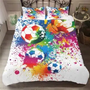 Parure de lit colorée ballon de football. Bonne qualité, confortable et à la mode sur un lit dans une maison