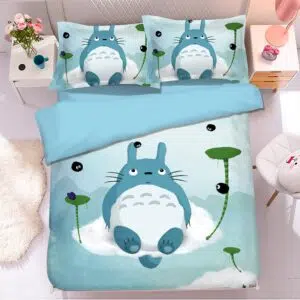 Parure de lit bleue Totoro. Bonne qualité, confortable et à la mode sur un lit dans une maison