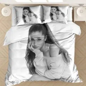 Parure de lit blanche Ariana Grande. Bonne qualité, confortable et à la mode sur un lit dans une maison