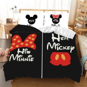 Parure de lit noire Mickey et Minnie. Bonne qualité, confortable et à la mode sur un lit dans une maison