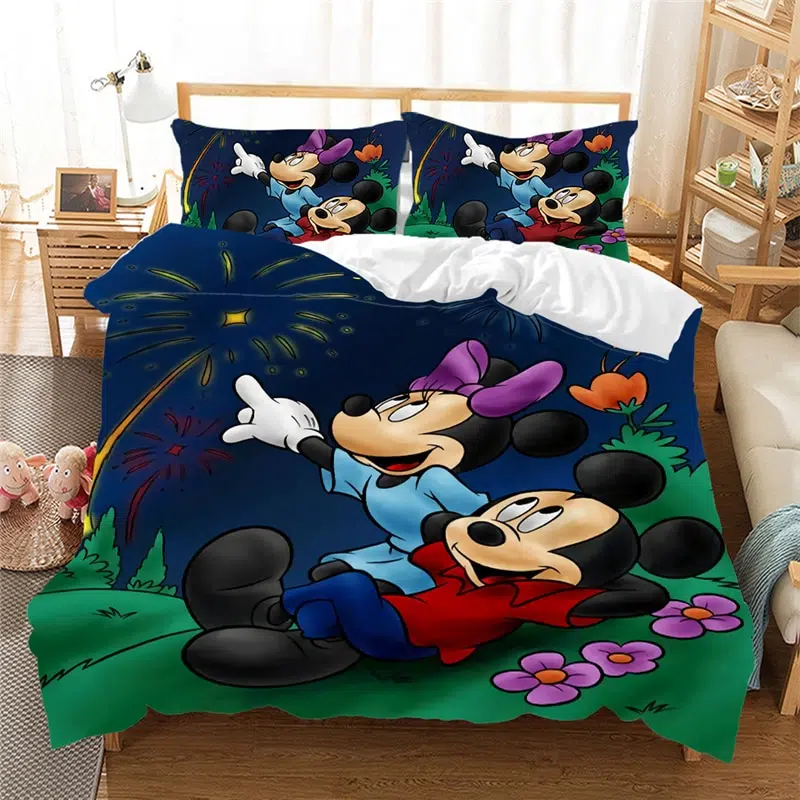 Parure de lit Mickey et Minnie. Bonne qualité, confortable et à la mode sur un lit dans une maison