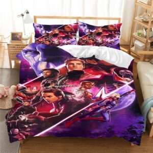 Parure de lit violette Avengers. Bonne qualité, confortable et à la mode sur un lit dans une maison