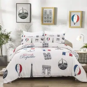 Parure de lit blanche motif Paris. Bonne qualité, confortable et à la mode sur un lit dans une maison