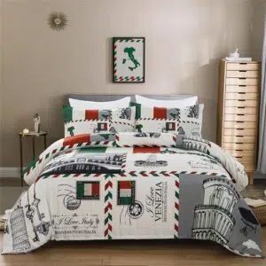 Parure de lit blanche motif timbre Italie. Bonne qualité, confortable et à la mode sur un lit dans une maison