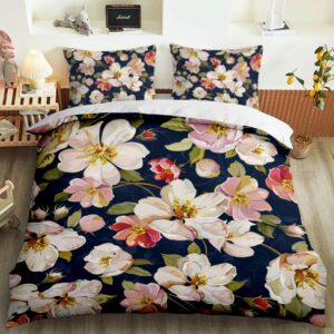 Parure de lit bleu marine motif floral. Bonne qualité, confortable et à la mode sur un lit dans une maison