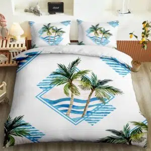 Parure de lit blanche motif palmier et océan. Bonne qualité, confortable et à la mode sur un lit dans une maison