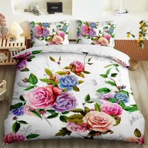 Parure de lit motif fleur rose bleue et violette. Bonne qualité, confortable et à la mode sur un lit dans une maison