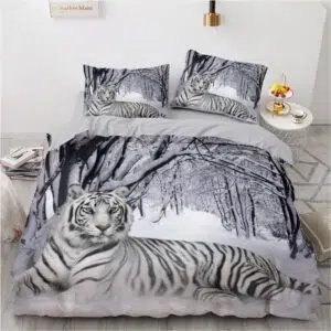 Parure de lit tigre blanc sur la neige. Bonne qualité, confortable et à la mode sur un lit dans une maison