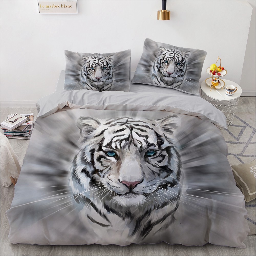 Parure de lit noir et blanc tête de tigre. Bonne qualité, confortable et à la mode sur un lit dans une maison