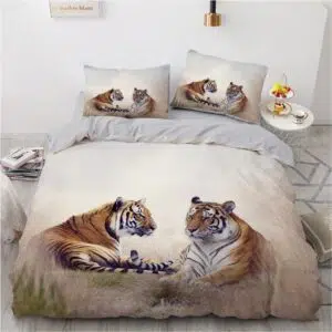 Parure de lit couple tigre roux assis. Bonne qualité, confortable et à la mode sur un lit dans une maison