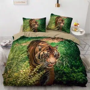 Parure de lit tigre roux marchant. Bonne qualité, confortable et à la mode sur un lit dans une maison