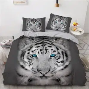 Parure de lit Tigre blanc avec des yeux bleus. Bonne qualité, confortable et à la mode sur un lit dans une maison