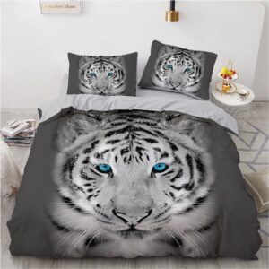 Parure de lit Tigre blanc avec des yeux bleus. Bonne qualité, confortable et à la mode sur un lit dans une maison