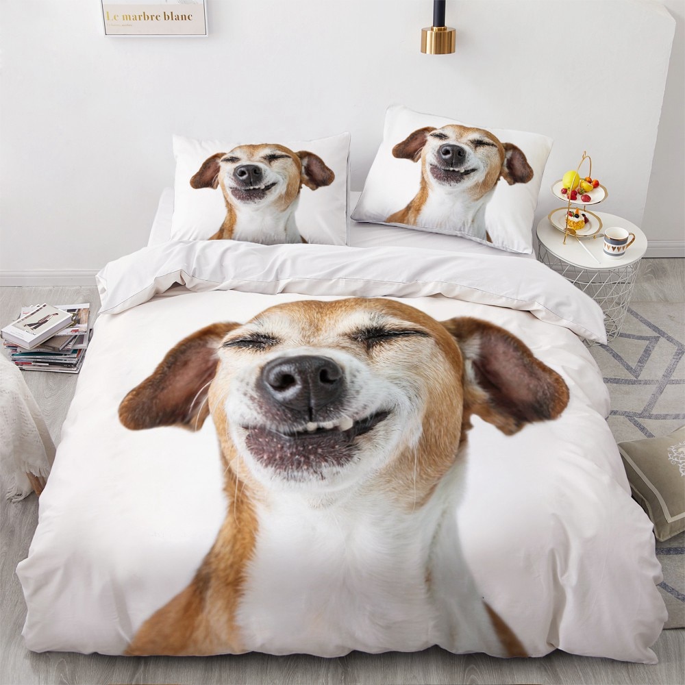 Parure de lit chien qui sourit. Bonne qualité, confortable et à la mode sur un lit dans une maison