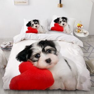 Parure de lit chien et cœur. Bonne qualité, confortable et à la mode sur un lit dans une maison
