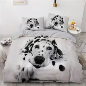 Parure de lit blanche chien Dalmatien. Bonne qualité, confortable et à la mode sur un lit dans une maison