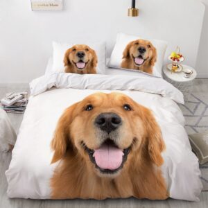 Parure de lit chien roux qui tire la langue. Bonne qualité, confortable et à la mode sur un lit dans une maison