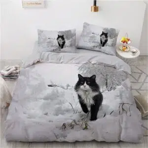 Parure de lit chat noir sur la neige. Bonne qualité, confortable et à la mode sur un lit dans une maison
