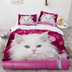 Parure de lit rose motif chat. Bonne qualité, confortable et à la mode sur un lit dans une maison