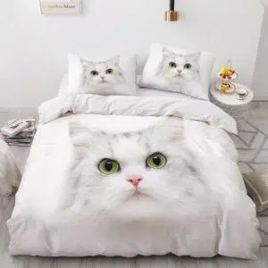 Parure de lit blanche motif chat. Bonne qualité, confortable et à la mode sur un lit dans une maison