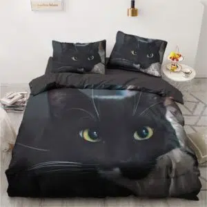 Parure de lit chat noir aux yeux jaunes. Bonne qualité, confortable et à la mode sur un lit dans une maison