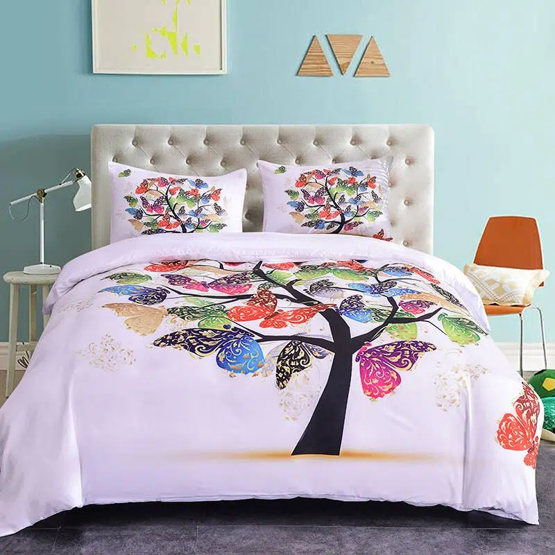 Parure de lit blanche motif arbre de papillons. Bonne qualité, confortable et à la mode sur un lit dans une maison