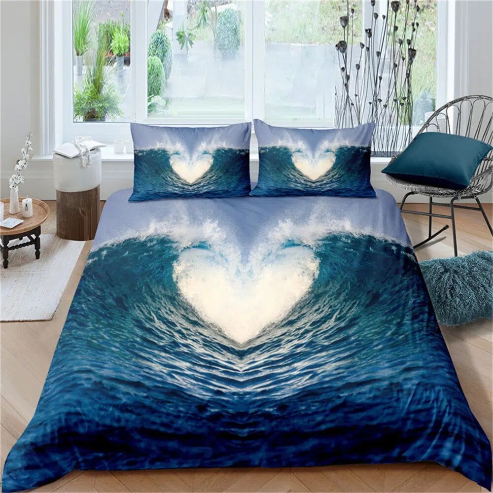 Parure de lit océan avec vagues formant un cœur. Bonne qualité, confortable et à la mode sur un lit dans une maison