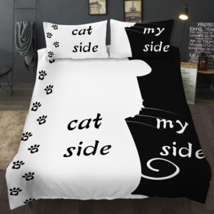 Parure de lit noir et blanc avec empreinte de chat. Bonne qualité, confortable et à la mode sur un lit dans une maison
