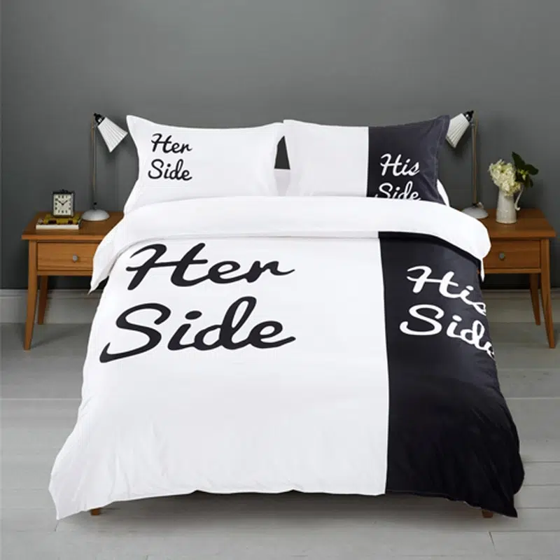 Parure de lit Her Side His Side. Bonne qualité, confortable et à la mode sur un lit dans une maison
