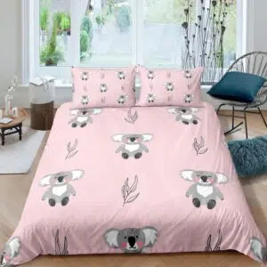 Parure de lit koala qui s'assoit. Bonne qualité, confortable et à la mode sur un lit dans une maison