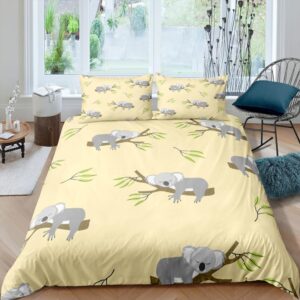 Parure de lit jaune motif koala qui dort. Bonne qualité, confortable et à la mode sur un lit dans une maison