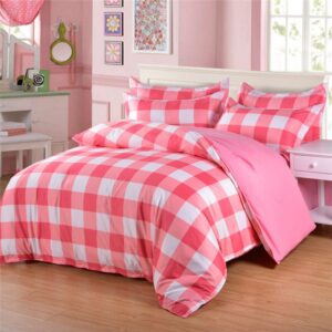 Parure de lit carreaux rouge rose. Bonne qualité, confortable et à la mode sur un lit dans une maison