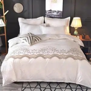 Parure de lit blanche dentelle florale. Bonne qualité, confortable et à la mode sur un lit dans une maison