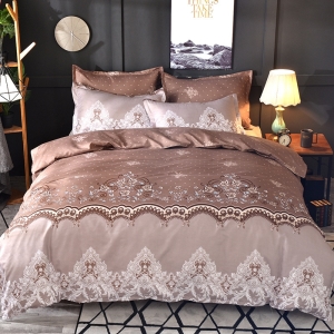 Parure de lit marron dentelle florale. Bonne qualité, confortable et à la mode sur un lit dans une maison