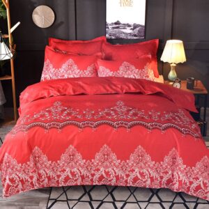 Parure de lit rouge dentelle florale. Bonne qualité, confortable et à la mode sur un lit dans une maison