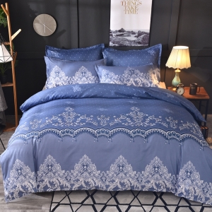 Parure de lit bleue dentelle florale. Bonne qualité, confortable et à la mode sur un lit dans une maison