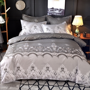 Parure de lit grise dentelle florale. Bonne qualité, confortable et à la mode sur un lit dans une maison