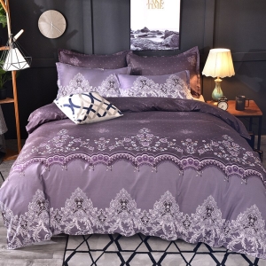 Parure de lit violette dentelle florale. Bonne qualité, confortable et à la mode sur un lit dans une maison